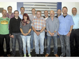 Der Vorstand des Höinger SV um den Vorsitzenden Georg Raacke (Zweiter von rechts) und den neuen Geschäftsführer Thomas Pantel (Vierter von links)